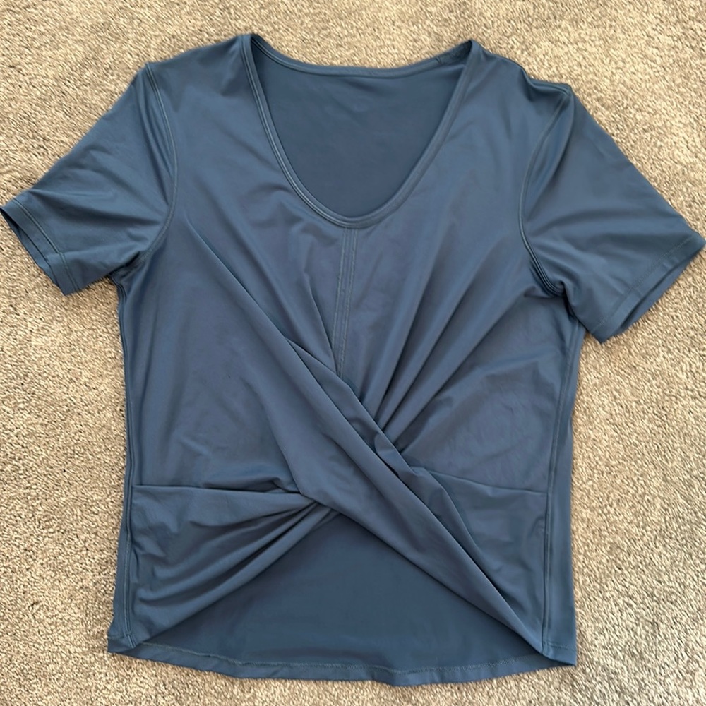Like new Lululemon Crescent T-Shirt size 6